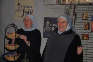 Sr.Marie-Elie et Sr.Blandine les "chevilles ouvrières de ce marché de Noël