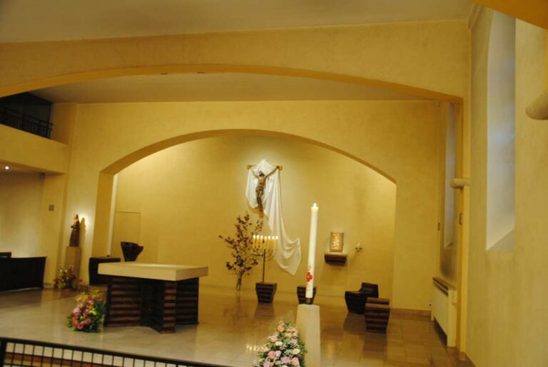 L'Eglise en fête...emplie de la Présence du Christ ressuscité...