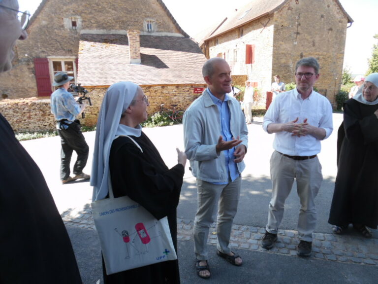 Fr. Mattew et Francis accueillent la communauté réunie