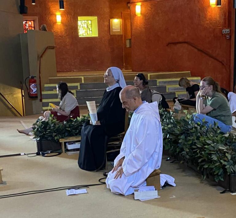 Fr. Mattew et Mère Françoise-Emmanuel à la prière de midi