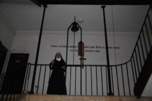 Mère Uberta nous invite à visiter le petit musée...