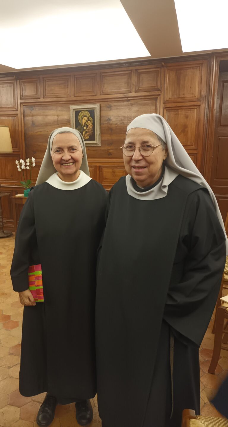 Mère Benoit de Maumont à gauche avec Sr. Marguerite-Marie.