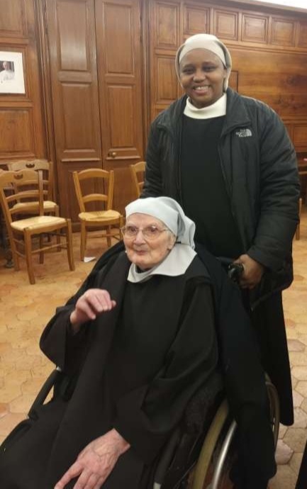 Sr. Marie-Bénédicte de Friguiagbé avec Mère Agnès.