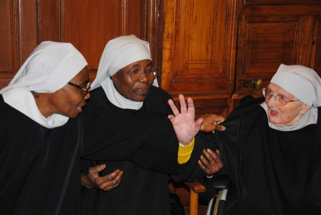 A droite Sr. Agnès, puis Sr. Véronique et Sr. Madeleine